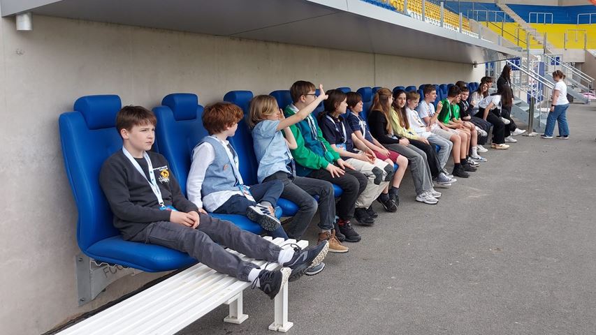 Als Teil des Rahmenprogramms erkundeten die Schüler das Stadion und nahmen auf der Trainerbank Platz.