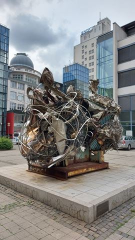 Skulptur von Frank Stella auf dem Ernst-Abbe-Platz wird gereinigt