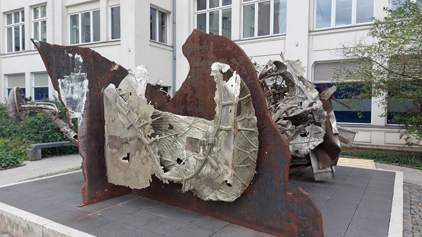 Skulptur von Frank Stella auf dem Ernst-Abbe-Platz wird gereinigt
