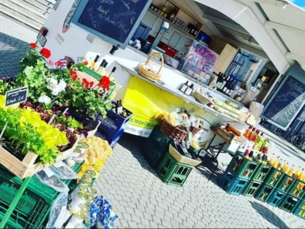 Hofladen mit Obst, Gemüse, Blumen, Getränken vor dem Technologiezentrum in Jena-Göschwitz