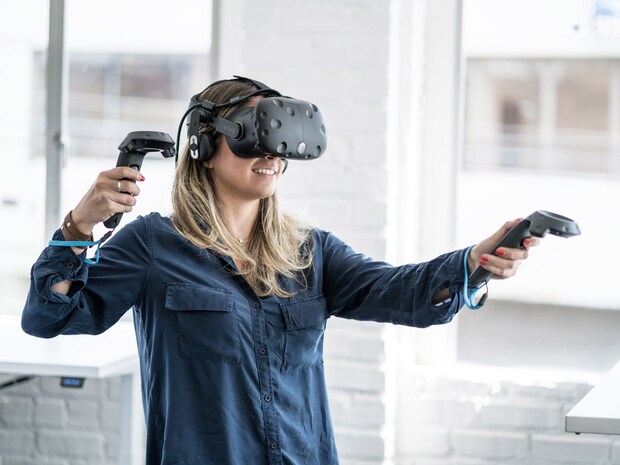 Frau mit Virtual Reality-Brille