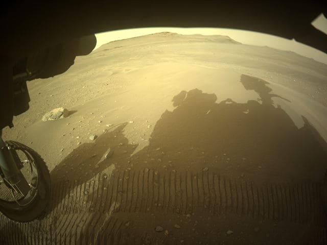 Schatten und Spuren des Mars-Rovers Perseverance